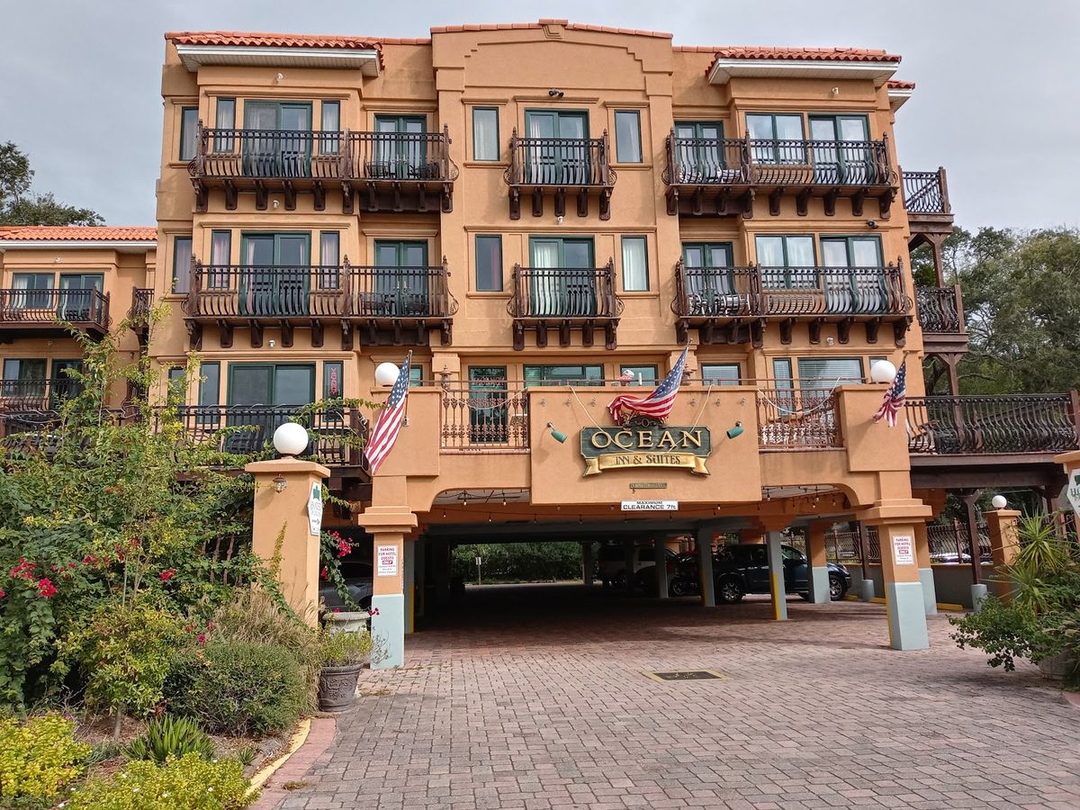 Comfort Suites Brunswick — peripheral mainland hotel with breakfast, near F.J. Torras Causeway