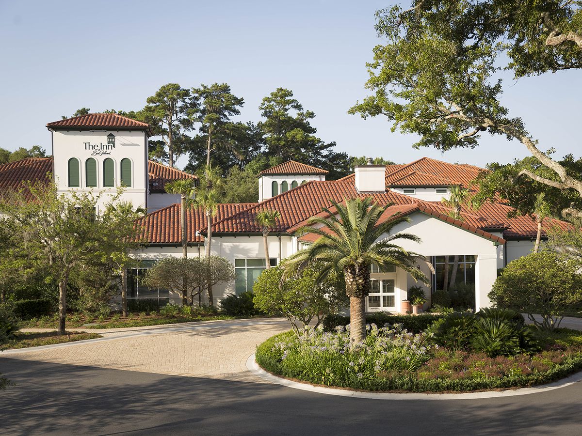 Days Inn St. Simons — budget motel with pool near Pier Village and East Beach