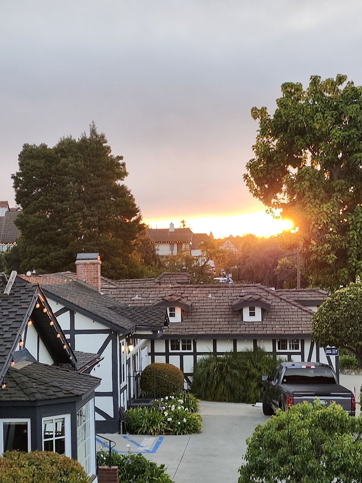 Santa Ynez Inn — Victorian-style luxury inn in Santa Ynez town, California wine country
