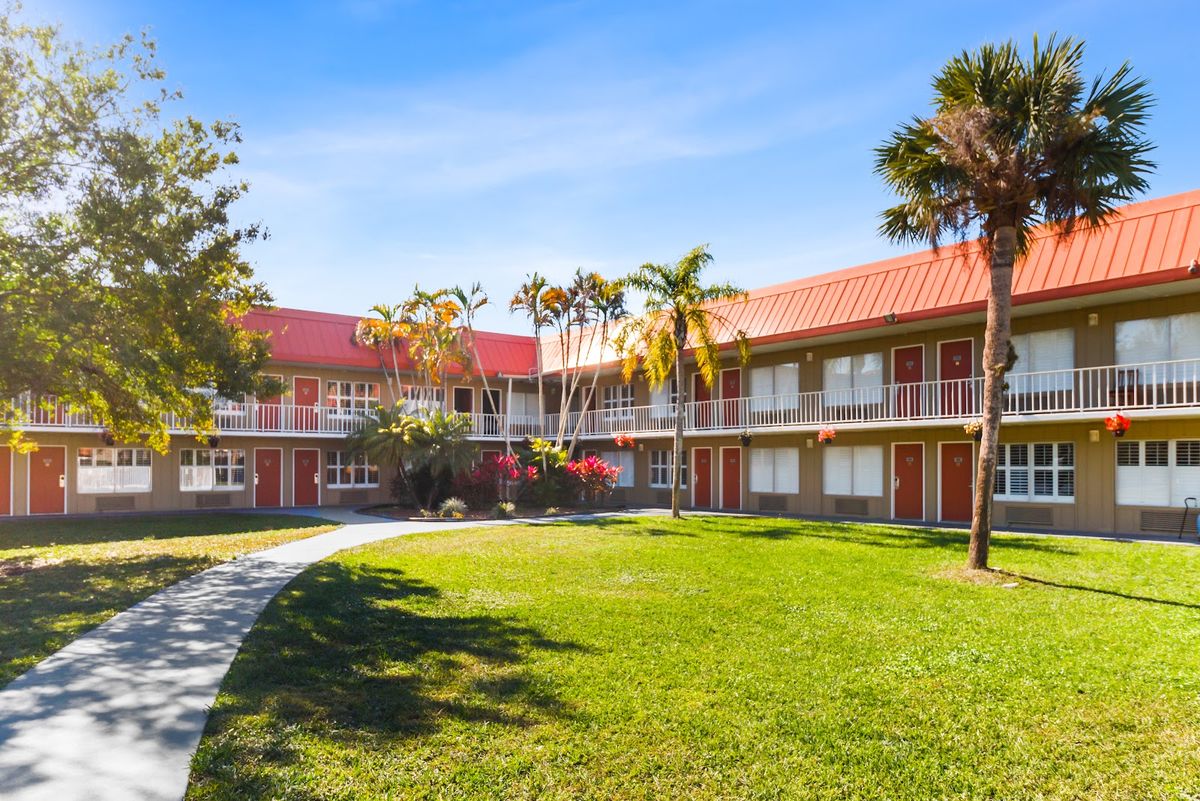 Hampton Inn & Suites Vero Beach Downtown — modern Hilton-branded hotel near downtown and Indian River Lagoon