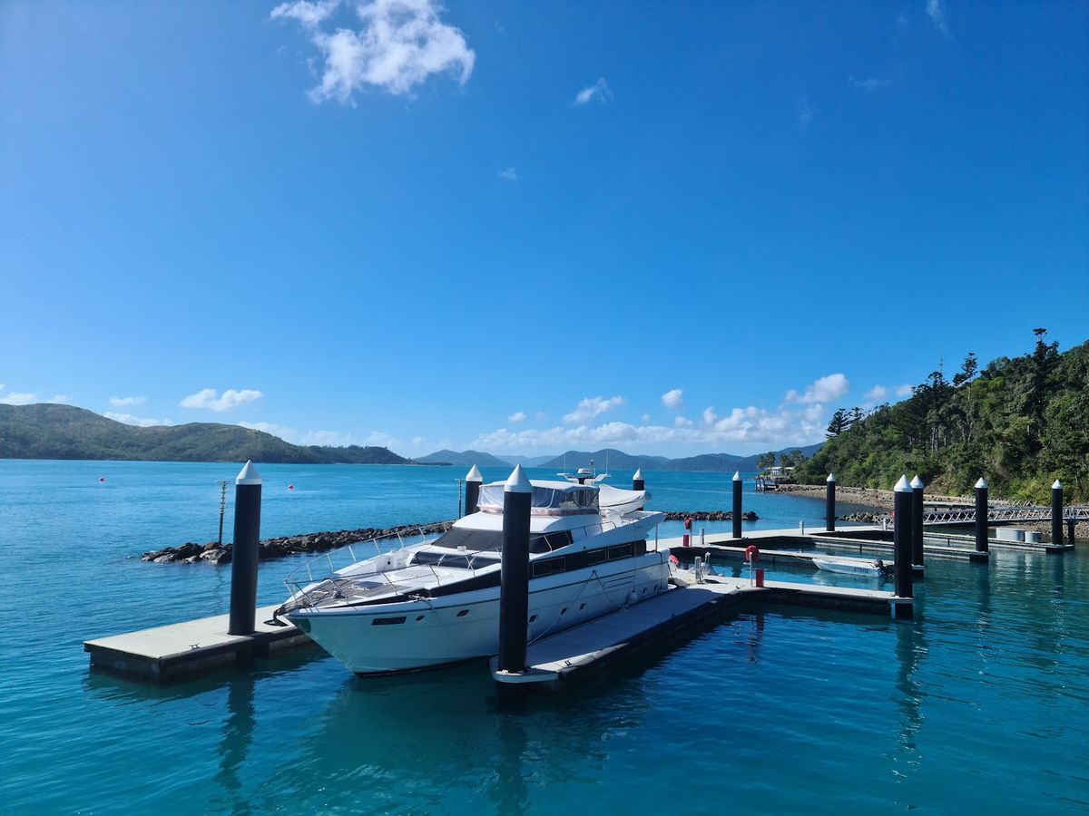 Whitsunday Islands Australia — Whitehaven Beach turquoise water Great Barrier Reef and 74 island archipelago Queensland