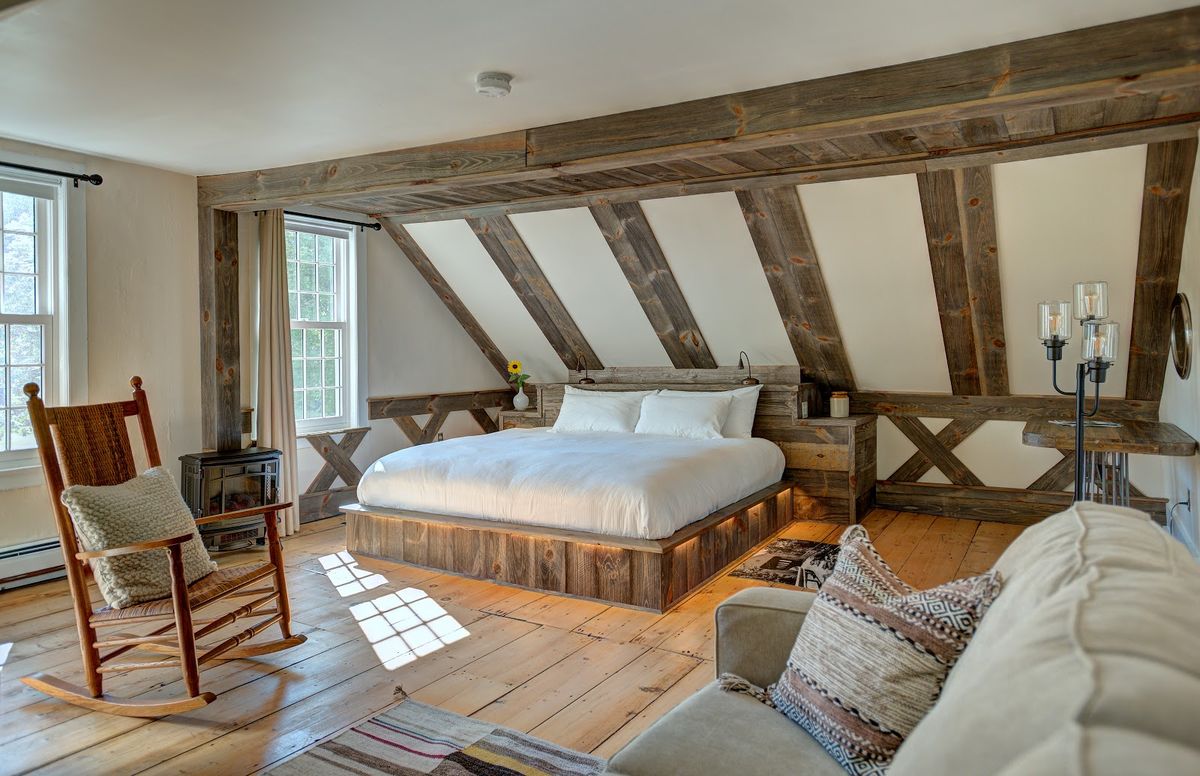 Ardmore Inn Woodstock Vermont — Greek Revival inn on Pleasant Street, walking distance to the Woodstock Village Green